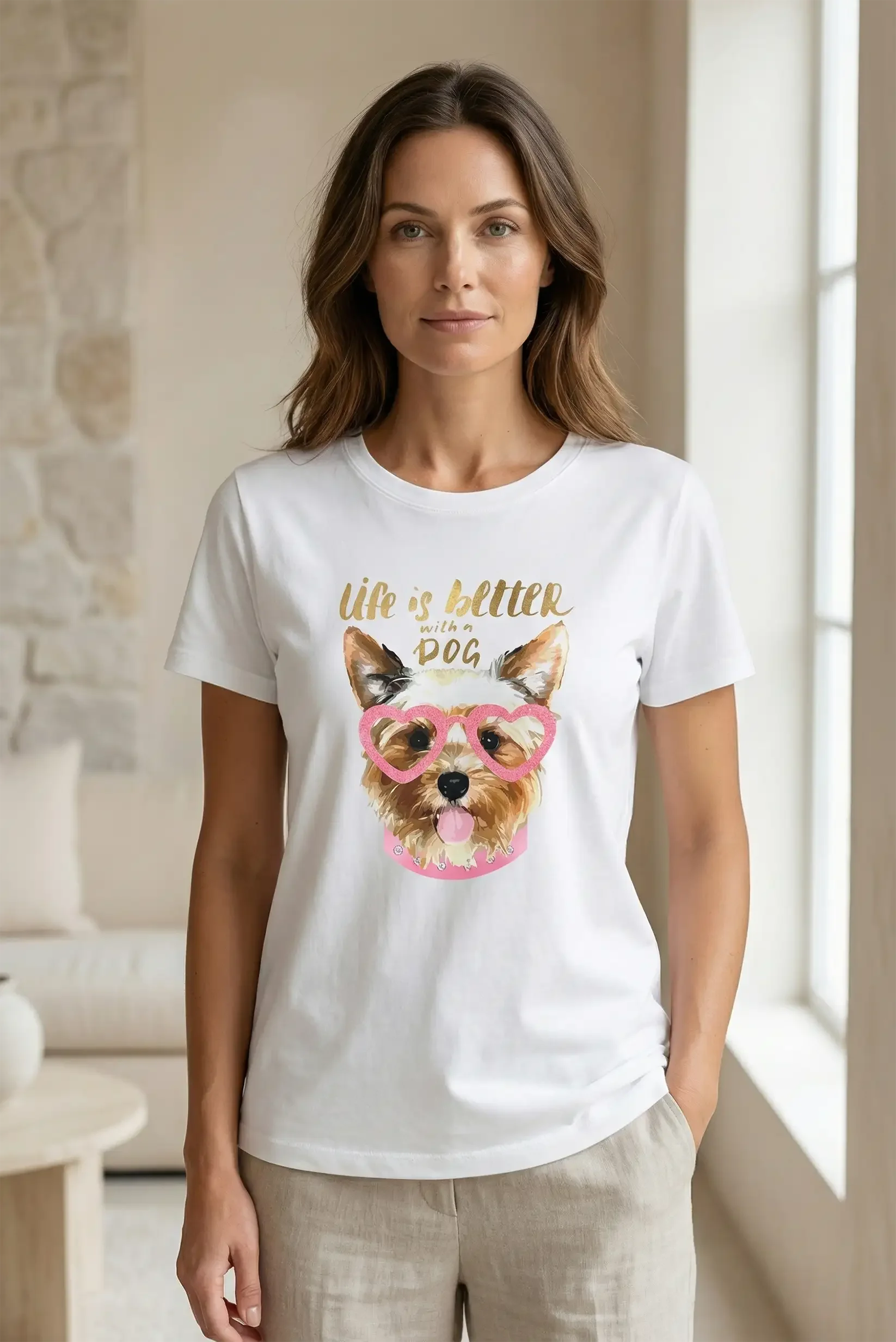 Mujer con camiseta blanca de manga corta y estampado de perro con gafas rosas y frase divertida.