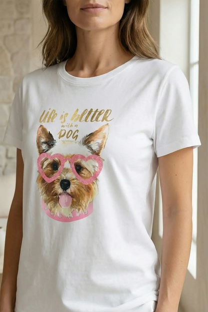Camiseta blanca de mujer con ilustración de perro y gafas rosas en forma de corazón
