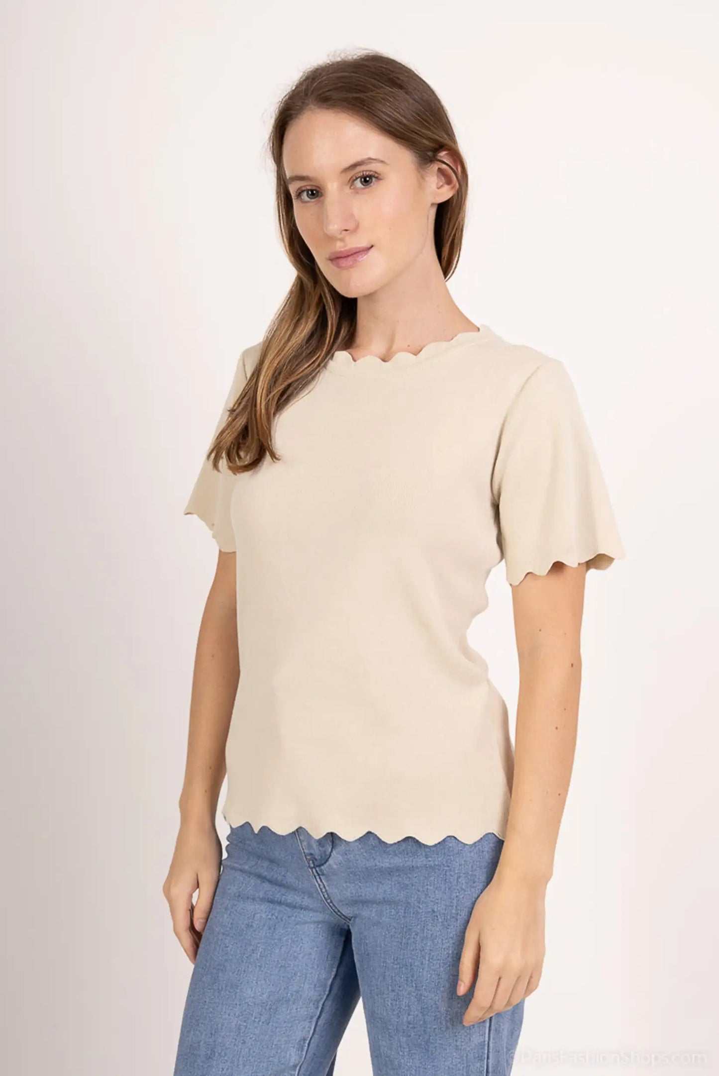 Camiseta beige de mujer, manga corta, cuello y mangas ondulados, estilo casual primavera.