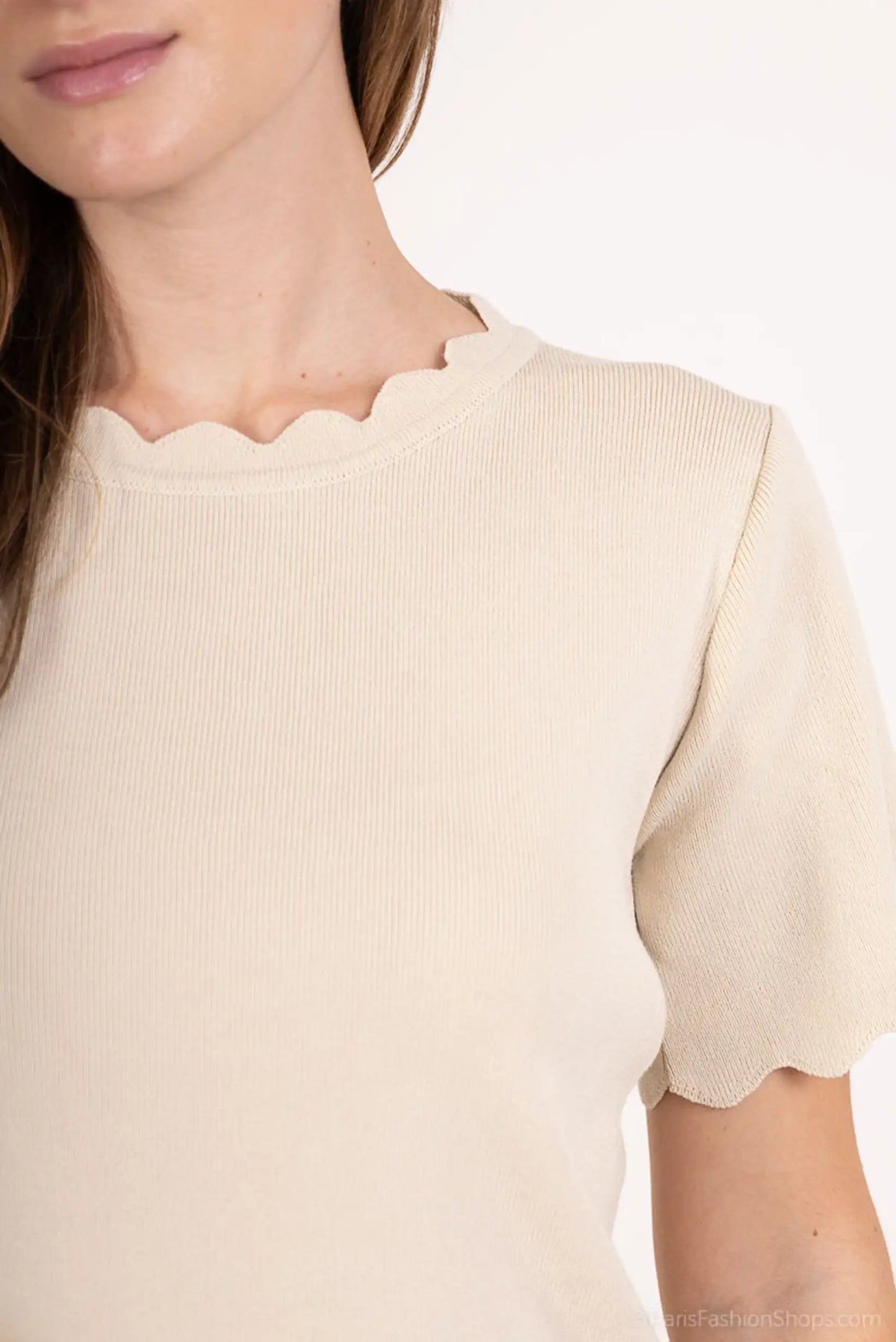 Camiseta beige de mujer, manga corta y cuello ondulado, estilo casual de primavera
