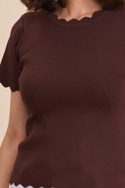Camiseta de mujer marrón chocolate, manga corta, escote y mangas onduladas, estilo casual