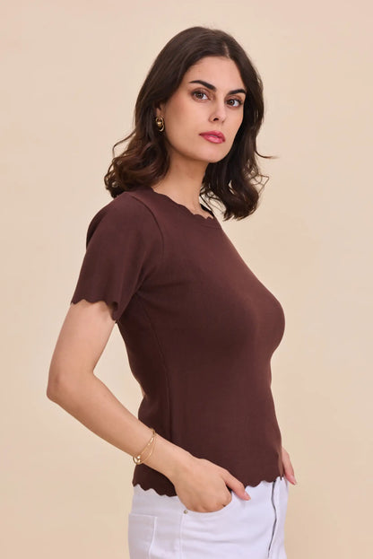 Mujer con camiseta marrón chocolate de manga corta y detalles ondulados, look casual femenino