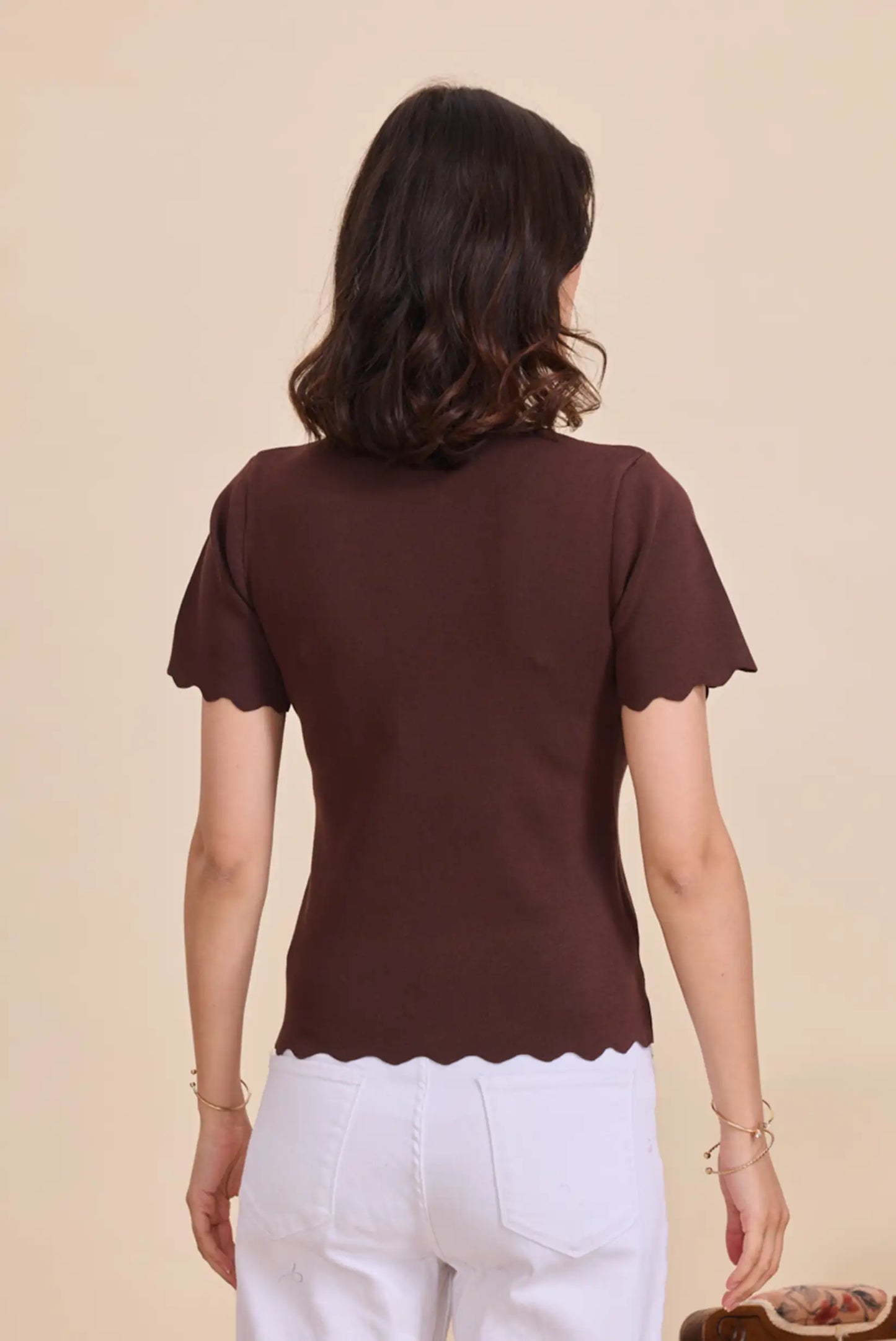 Camiseta marrón chocolate de mujer, manga corta con ondas, vista trasera, moda casual