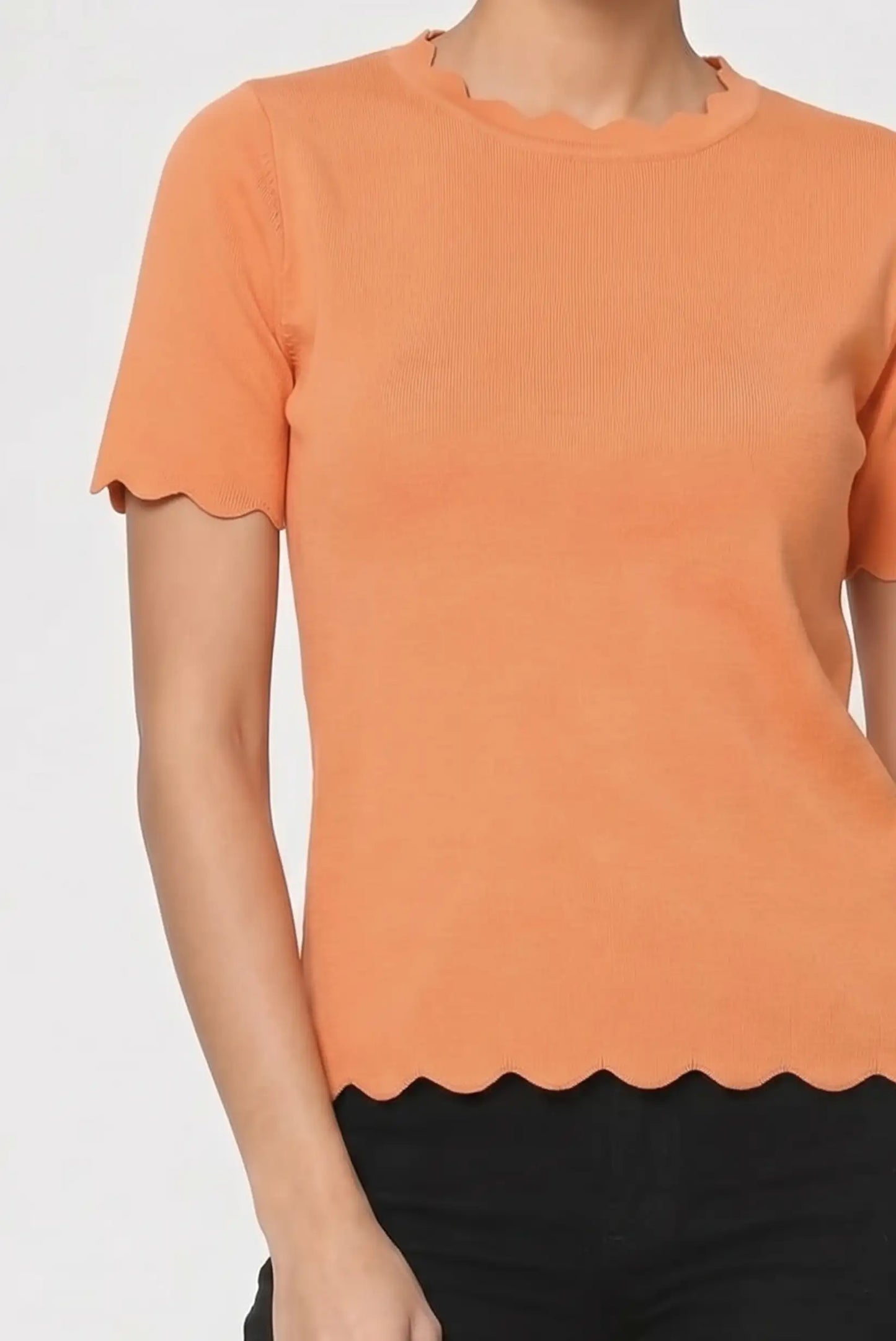 Camiseta mujer naranja mandarina, manga corta, cuello y mangas onduladas, estilo casual