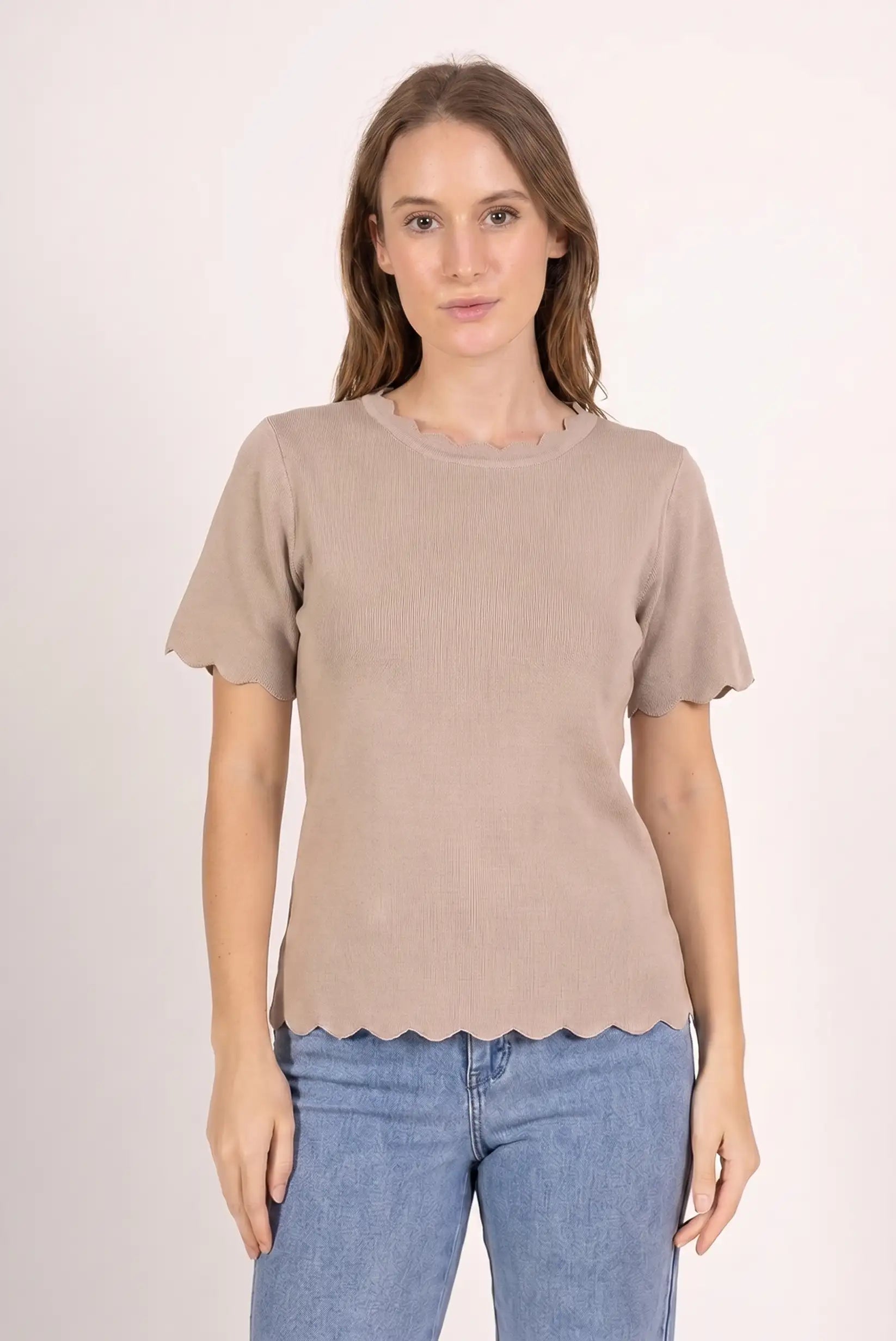 Camiseta taupe de mujer, manga corta, cuello y mangas ondulados, estilo casual.