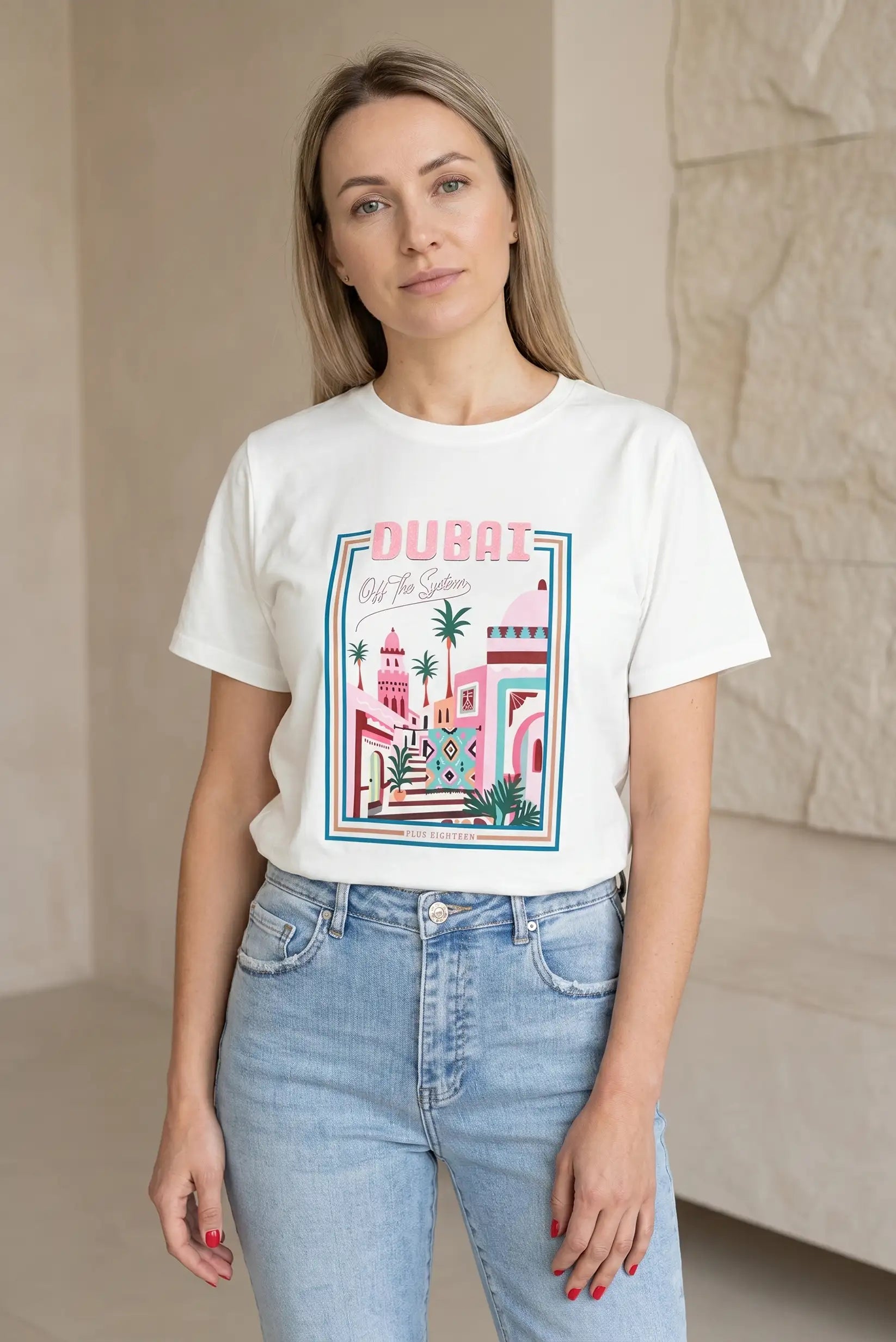 Mujer con camiseta blanca de manga corta con estampado colorido de Dubái, look casual de primavera