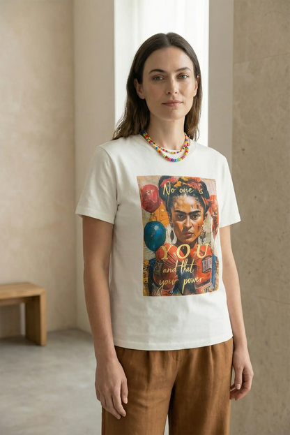 Mujer con camiseta blanca de manga corta con ilustración colorida de Frida Kahlo, estilo casual