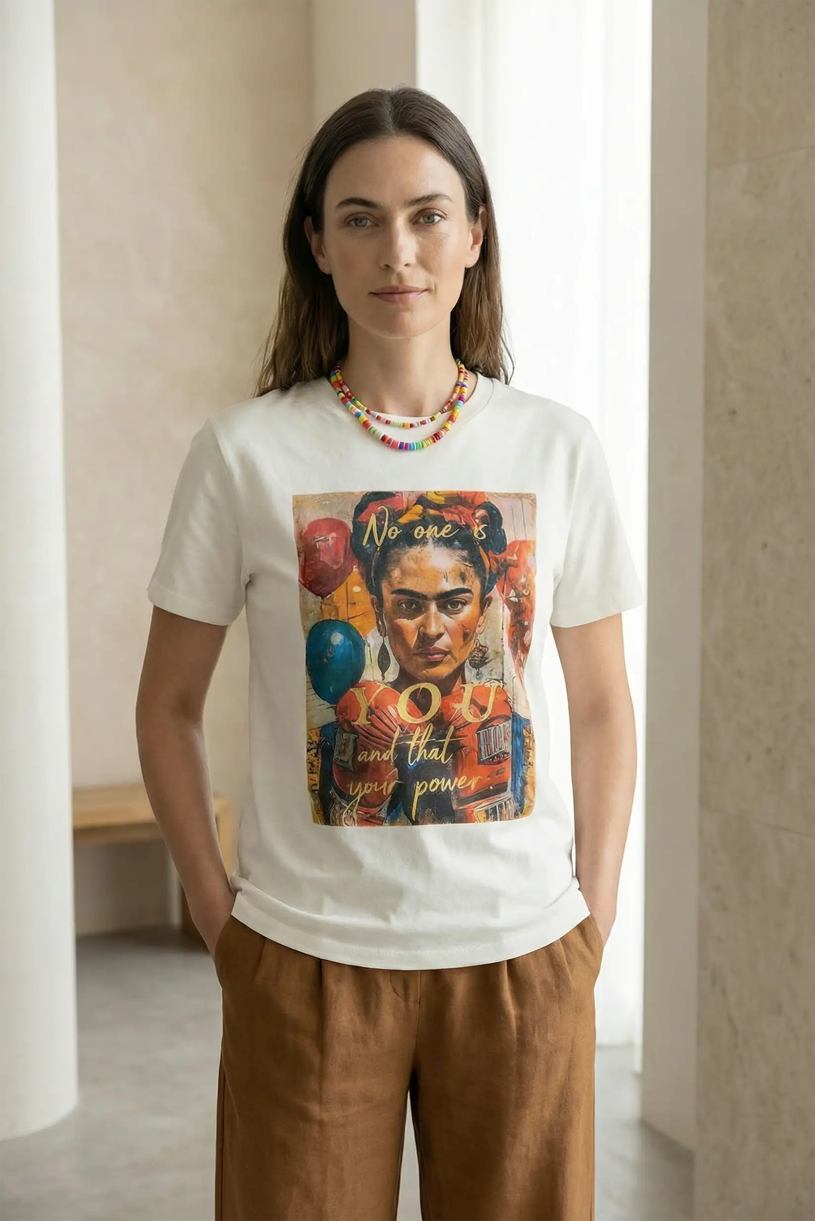 Camiseta blanca para mujer con estampado artístico y mensaje de empoderamiento, look casual.