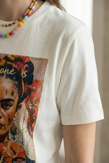 Camiseta mujer blanca manga corta con estampado artístico colorido y collar de cuentas