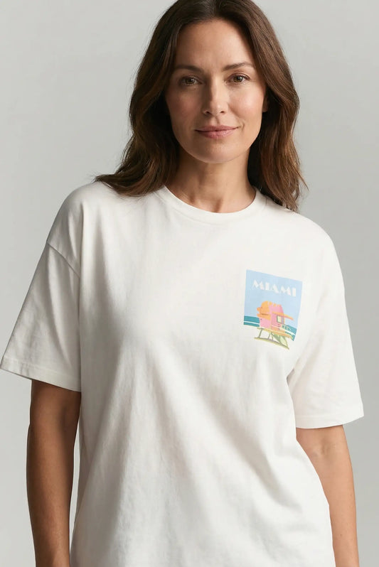 Mujer con camiseta blanca de manga corta estampado Miami, moda casual femenina