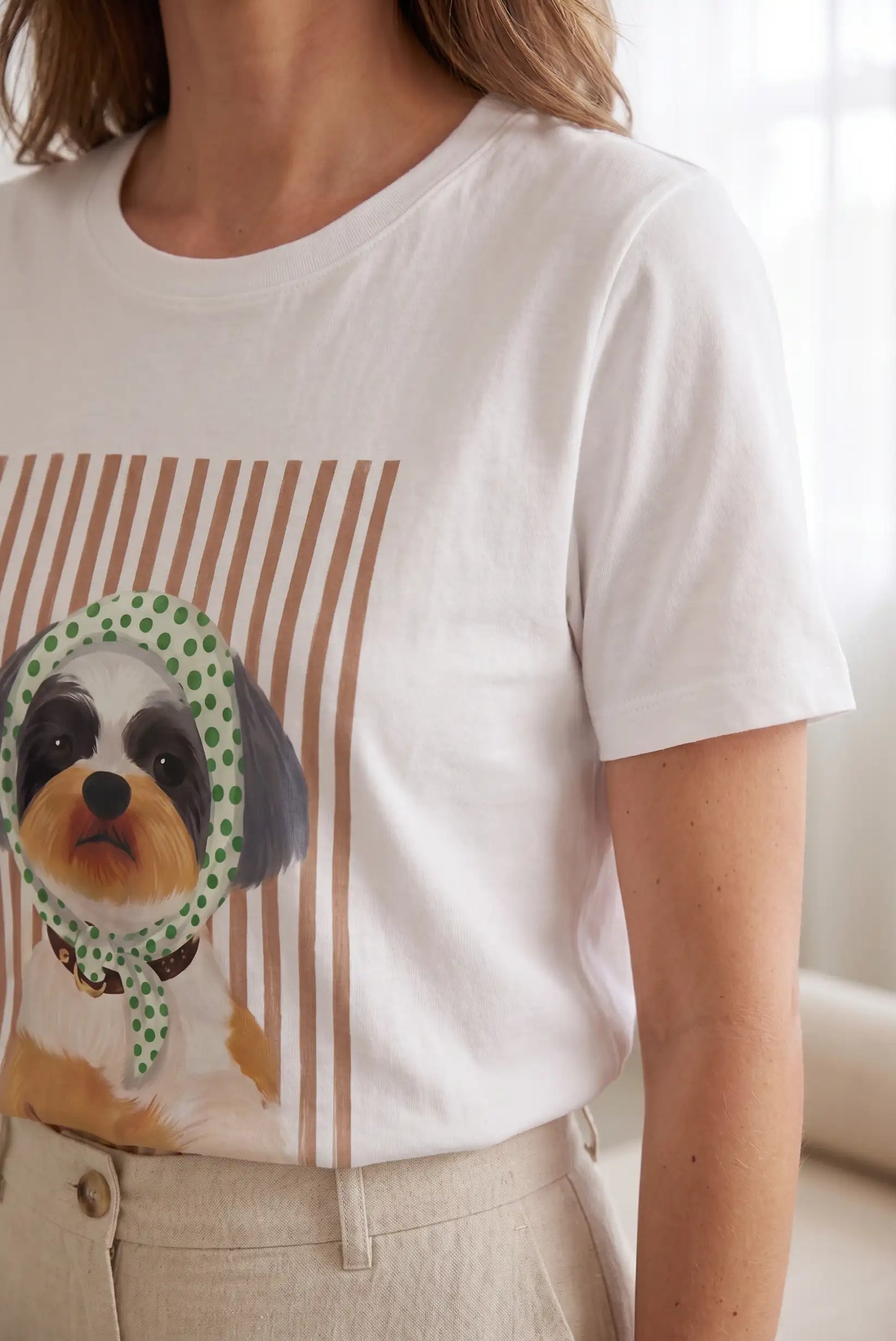 Camiseta Blanca Mujer Estampado Perrito con Pañuelo Verde