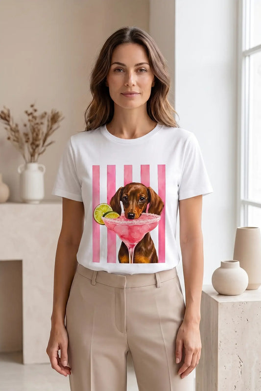Camiseta blanca con diseño de perro salchicha y cóctel rosa, moda casual femenina con estilo divertido