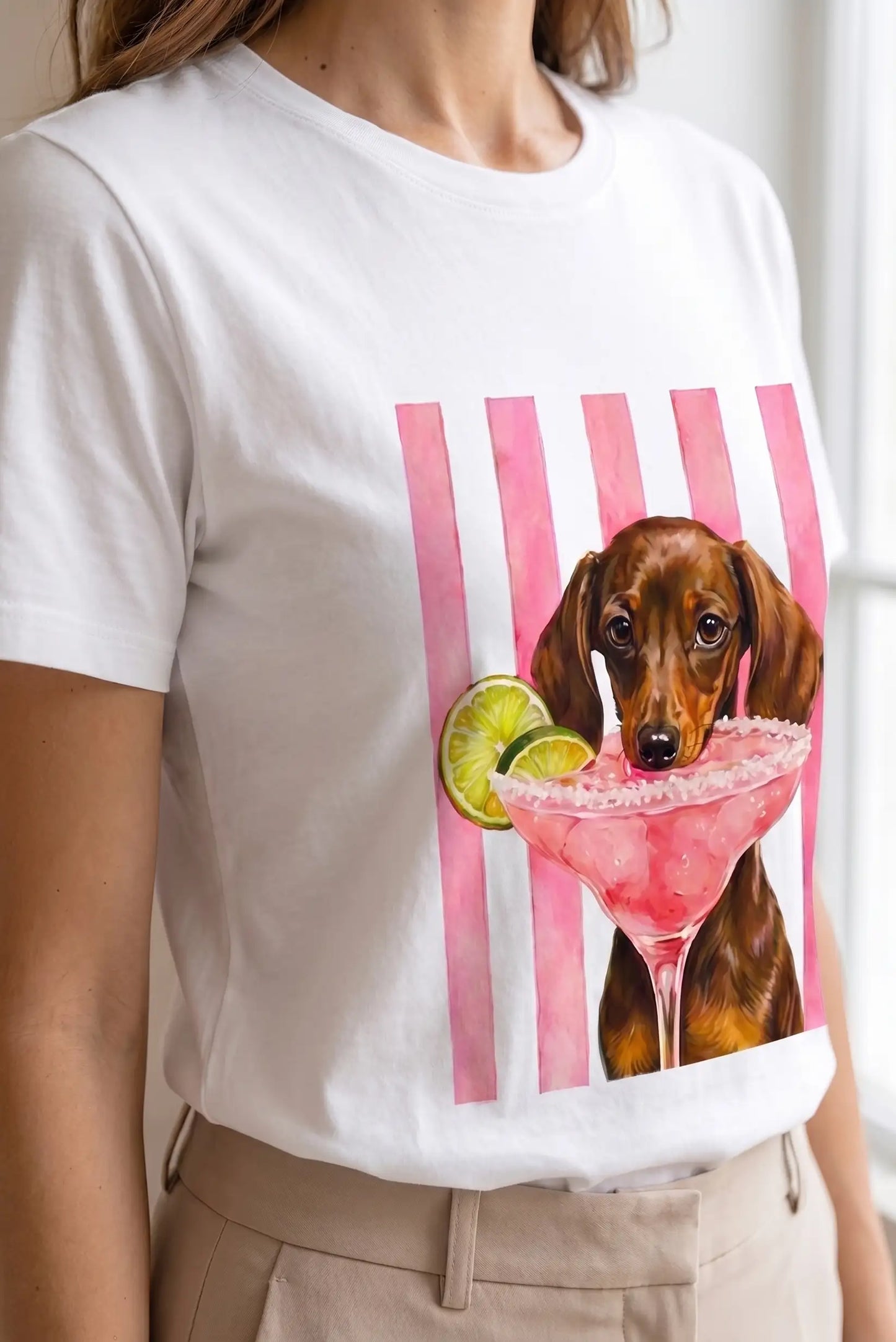 Camiseta Blanca Mujer Estampado Teckel con Cóctel Rosa