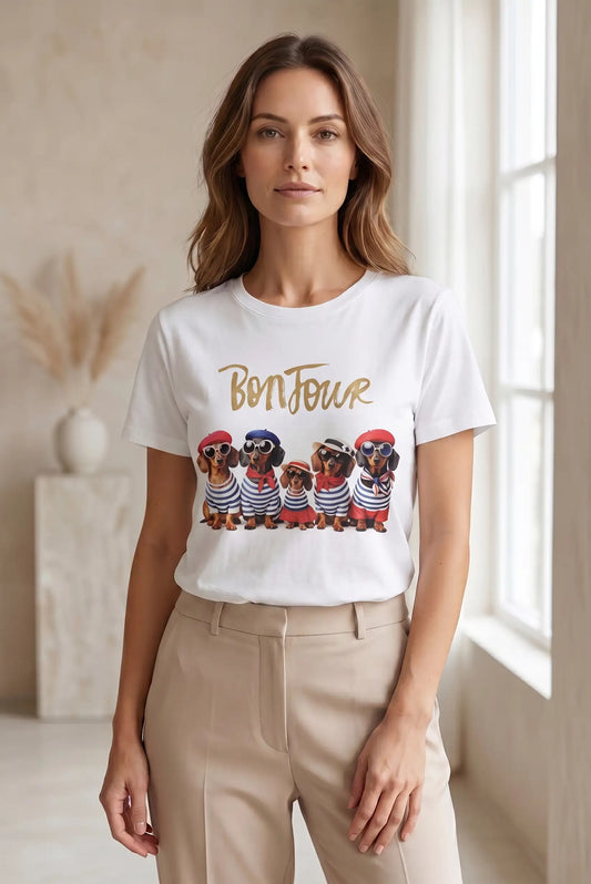 Camiseta blanca con perros dachshund en estilo francés y texto 'BonJour', moda casual femenina