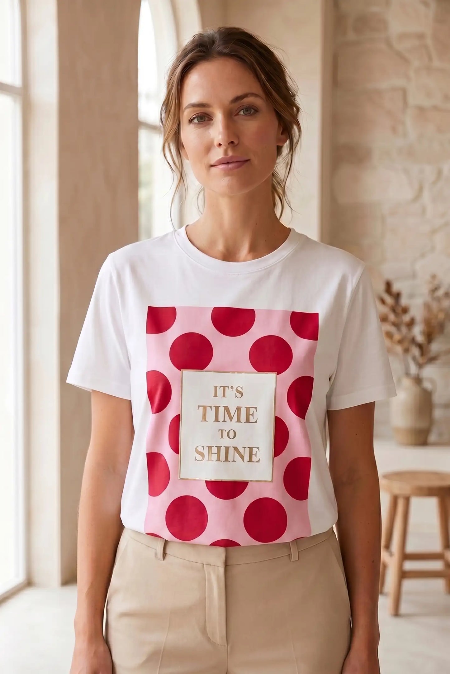 Camiseta mujer manga corta blanca con estampado de lunares rojos y frase 'It's time to shine'