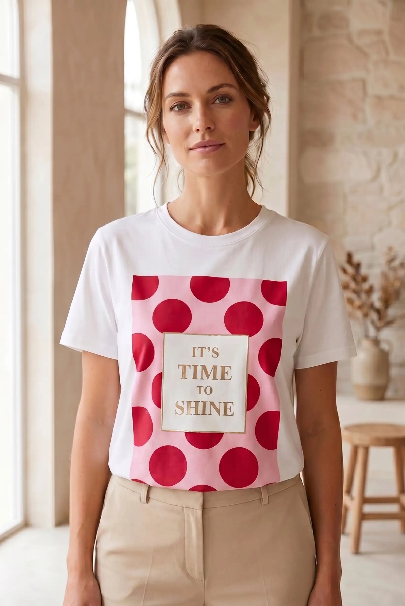 Camiseta mujer manga corta blanca con estampado de lunares rojos y frase 'It's time to shine'