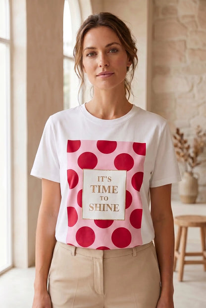 Camiseta mujer manga corta blanca con estampado de lunares rojos y frase 'It's time to shine'