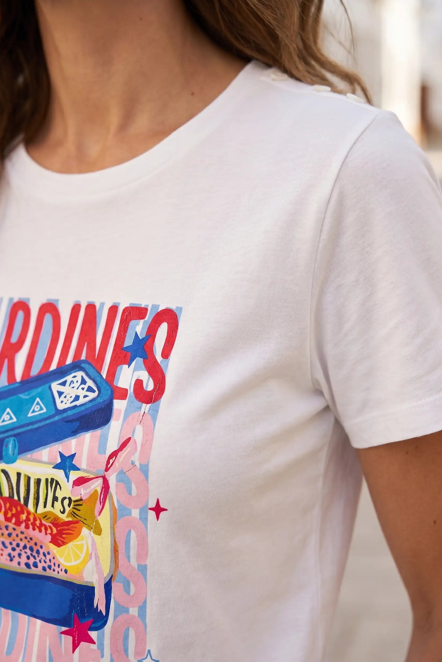 Camiseta Blanca de Mujer con Estampado de Lata de Sardinas Azul