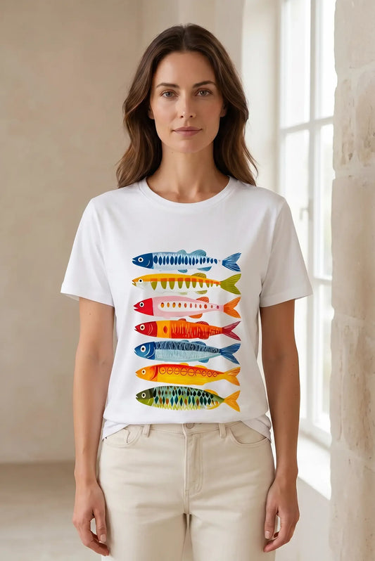 Camiseta blanca mujer con estampado de peces coloridos, moda casual y estilosa