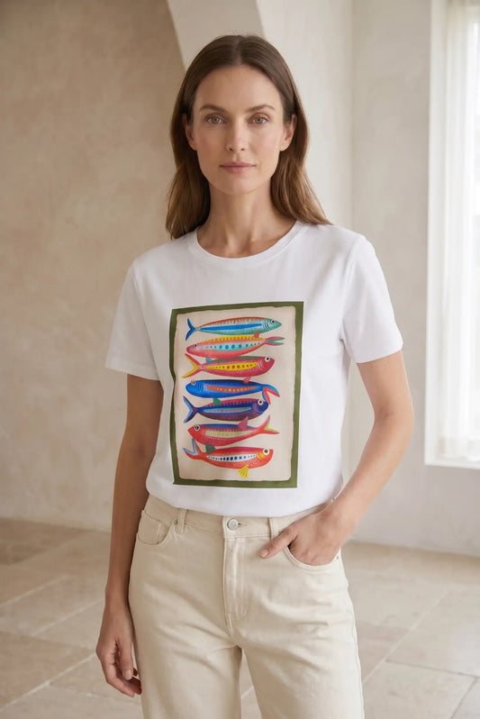 Camiseta blanca con estampado de peces coloridos, ideal para looks casuales y estilosos