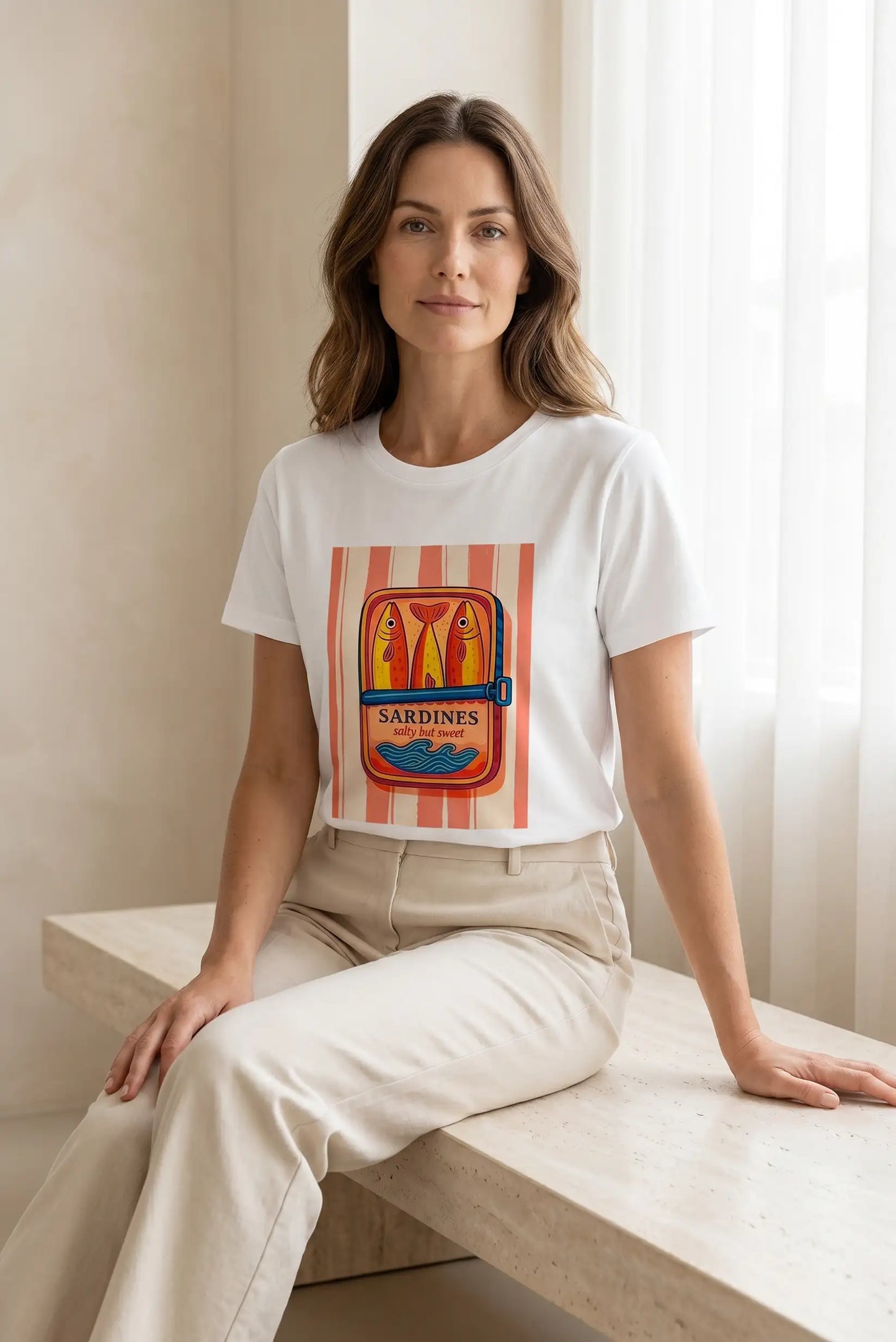 Camiseta Blanca Mujer Estampado Lata de Sardinas Retro