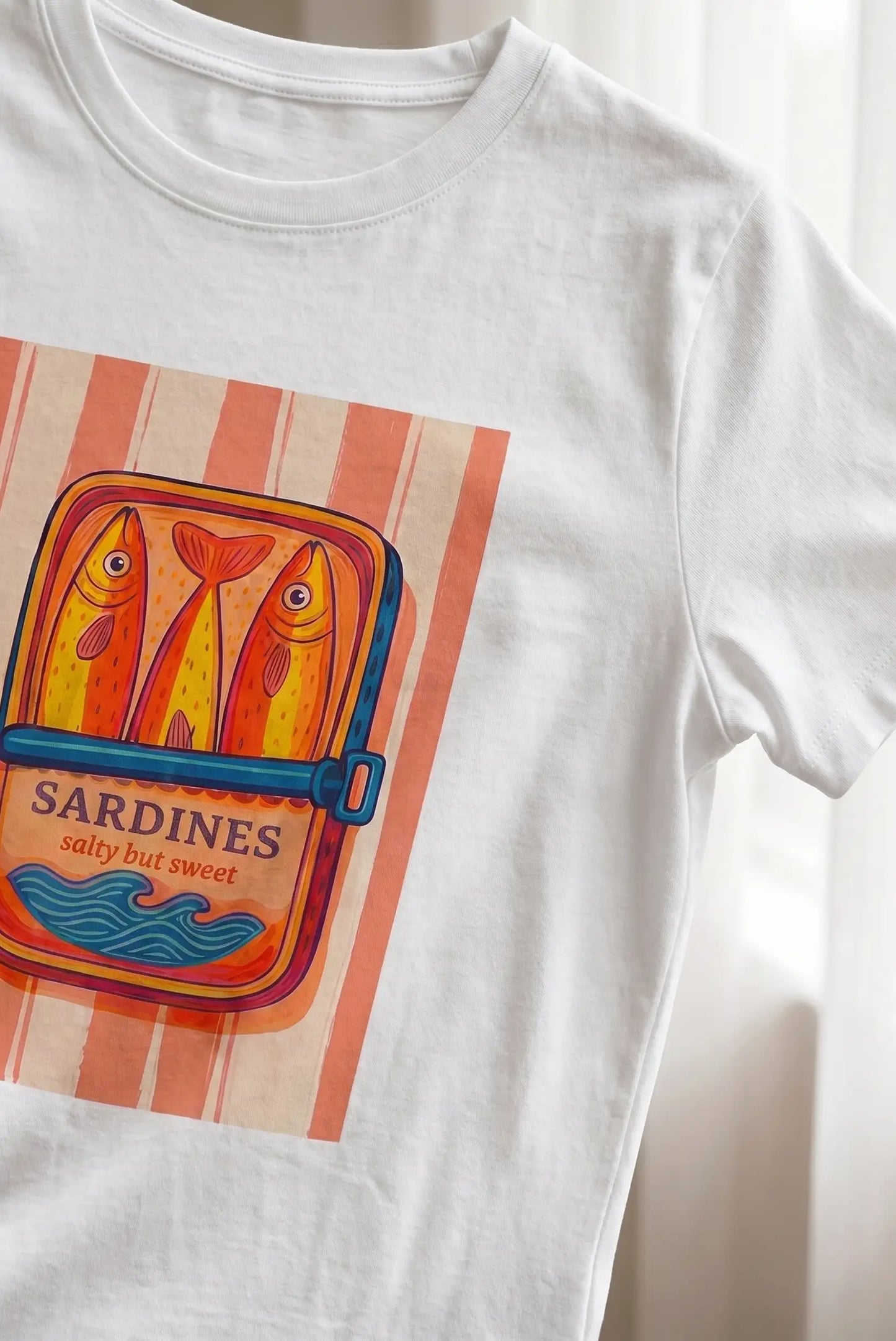 Camiseta Blanca Mujer Estampado Lata de Sardinas Retro