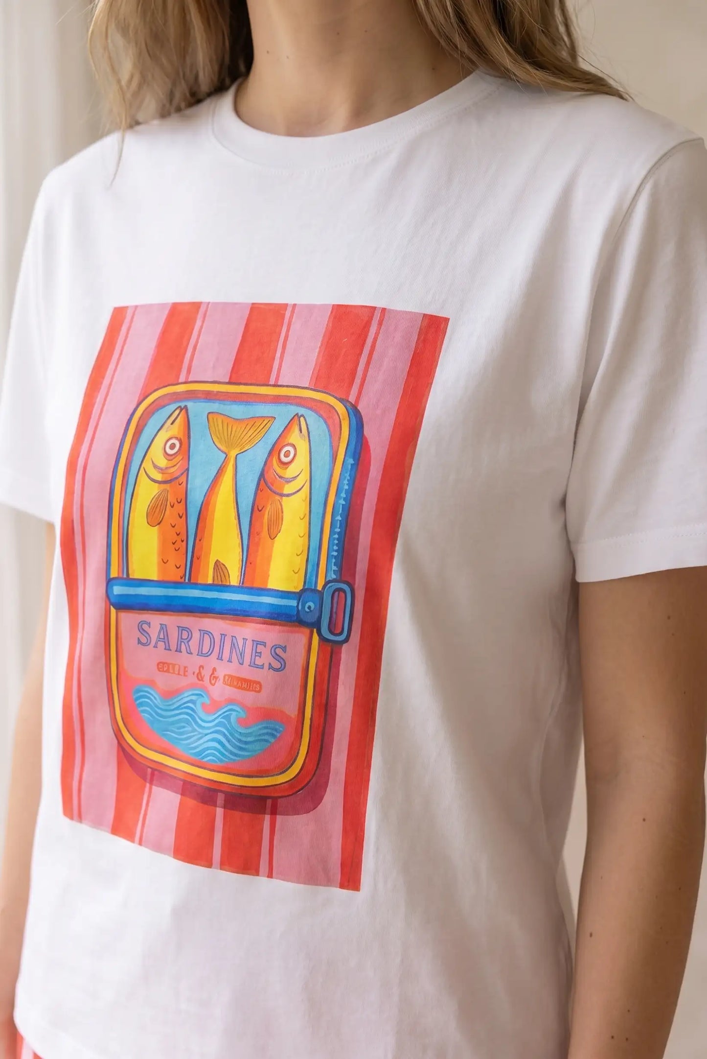 Camiseta Blanca Mujer Estampado Sardinas Rosa Estilo Mediterráneo