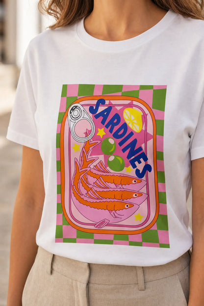 Camiseta Blanca de Mujer con Estampado de Lata de Sardinas Verde y Rosa