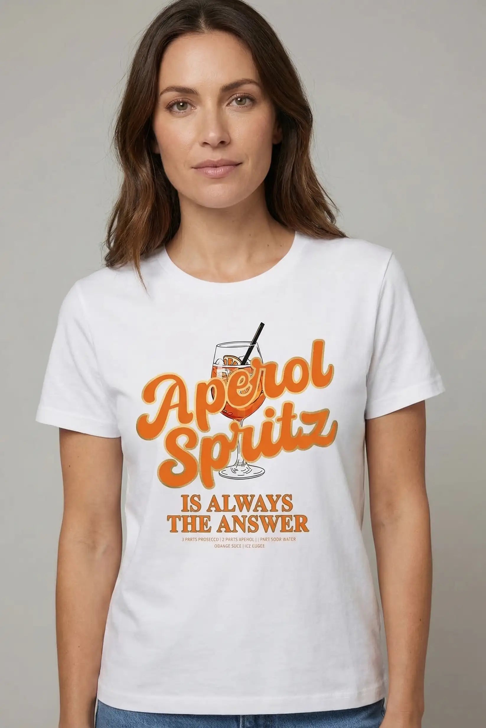 Mujer con camiseta blanca de algodón, texto y dibujo de Aperol Spritz, moda casual femenina.