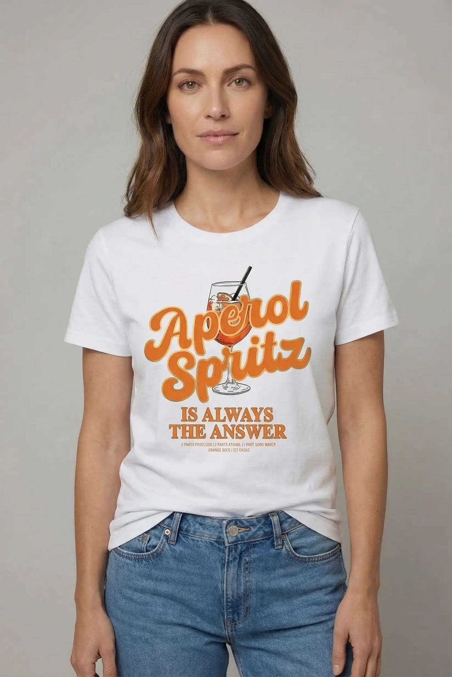 Mujer con camiseta blanca casual con estampado Aperol Spritz y vaqueros, moda primavera.