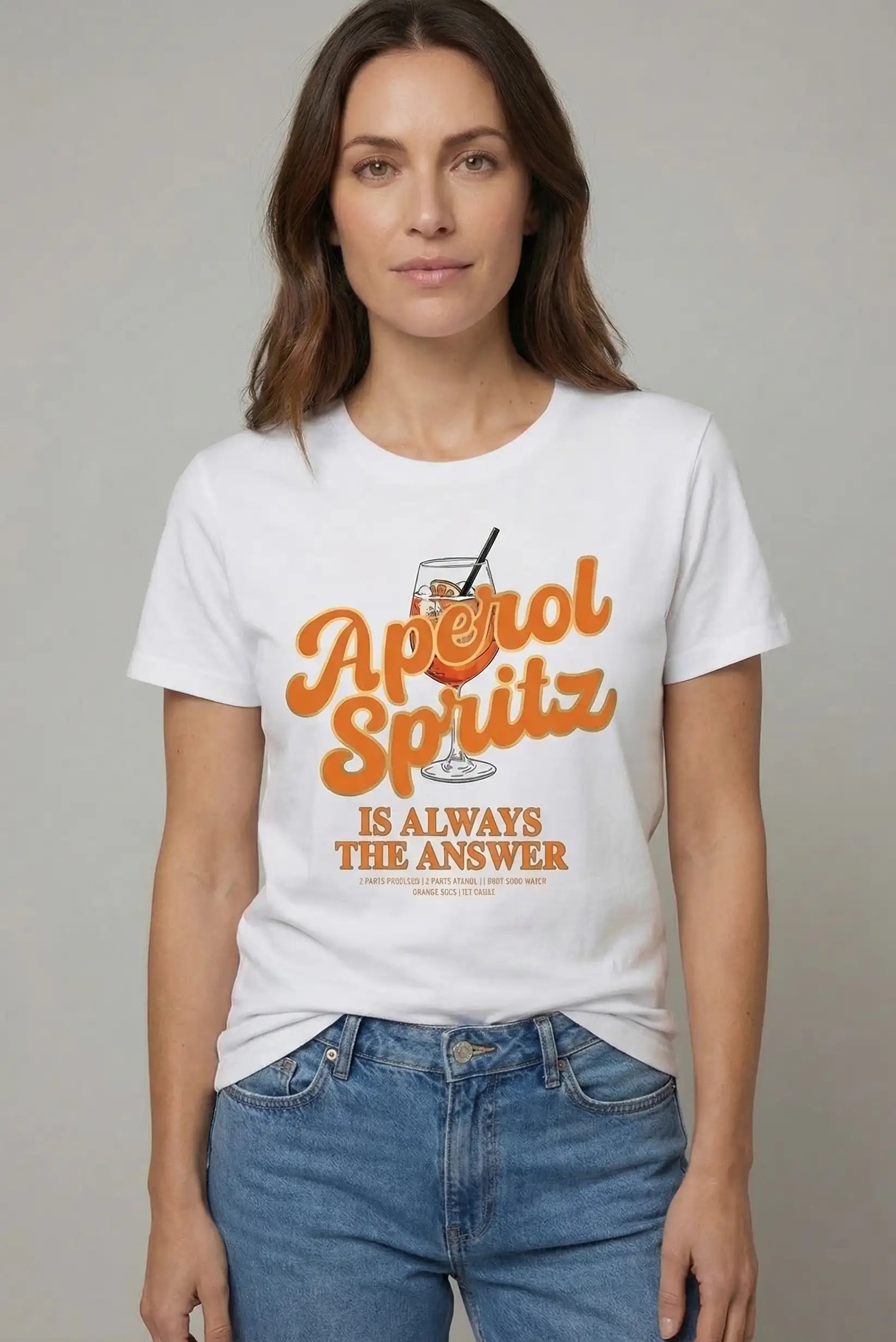 Mujer con camiseta blanca casual con estampado Aperol Spritz y vaqueros, moda primavera.