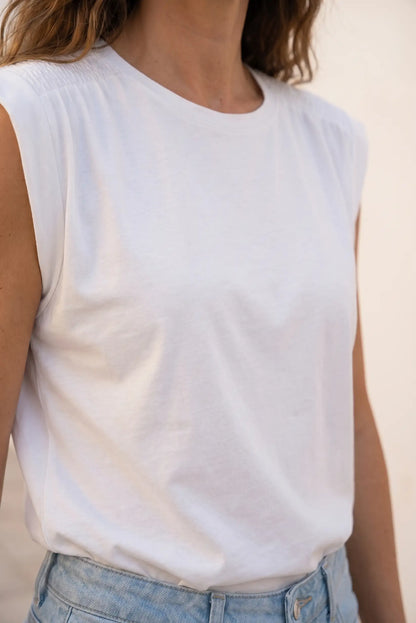 Camiseta Blanca Sin Mangas para Mujer con Hombreras