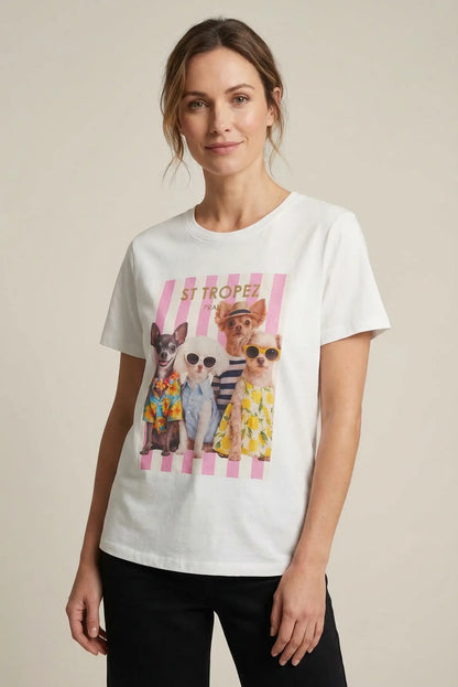Mujer con camiseta blanca de primavera, estampado de perros con gafas y ropa colorida, fondo beige.
