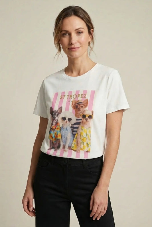 Mujer con camiseta blanca estampada de perros con ropa veraniega y pantalón negro