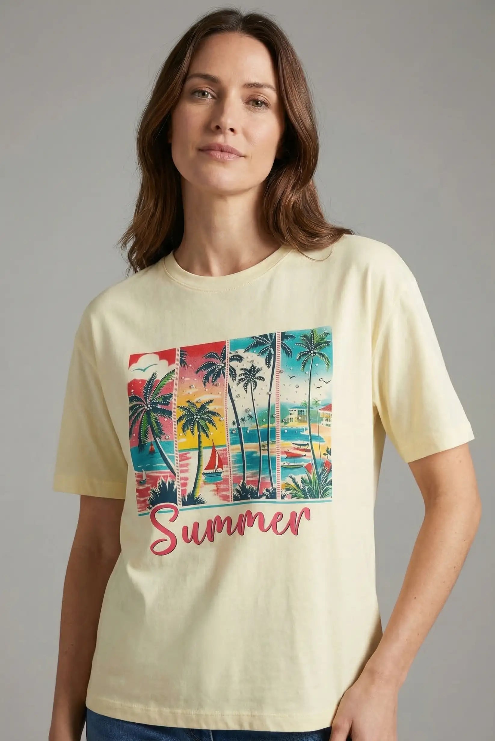 Mujer con camiseta beige de manga corta, estampado veraniego de palmeras, barco y texto 'Summer'.