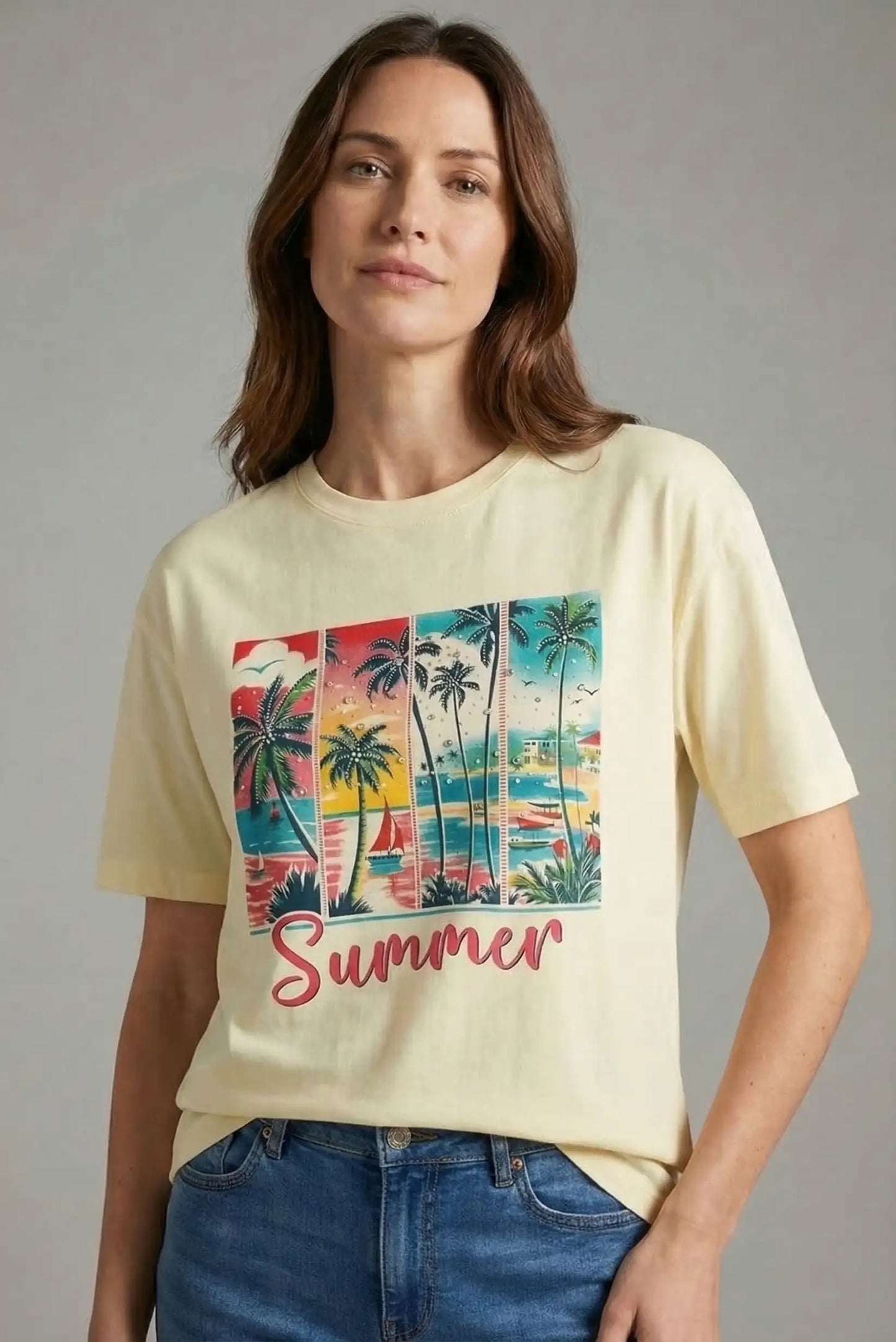 Mujer con camiseta beige estampada de palmeras y la palabra Summer, estilo casual primavera verano.