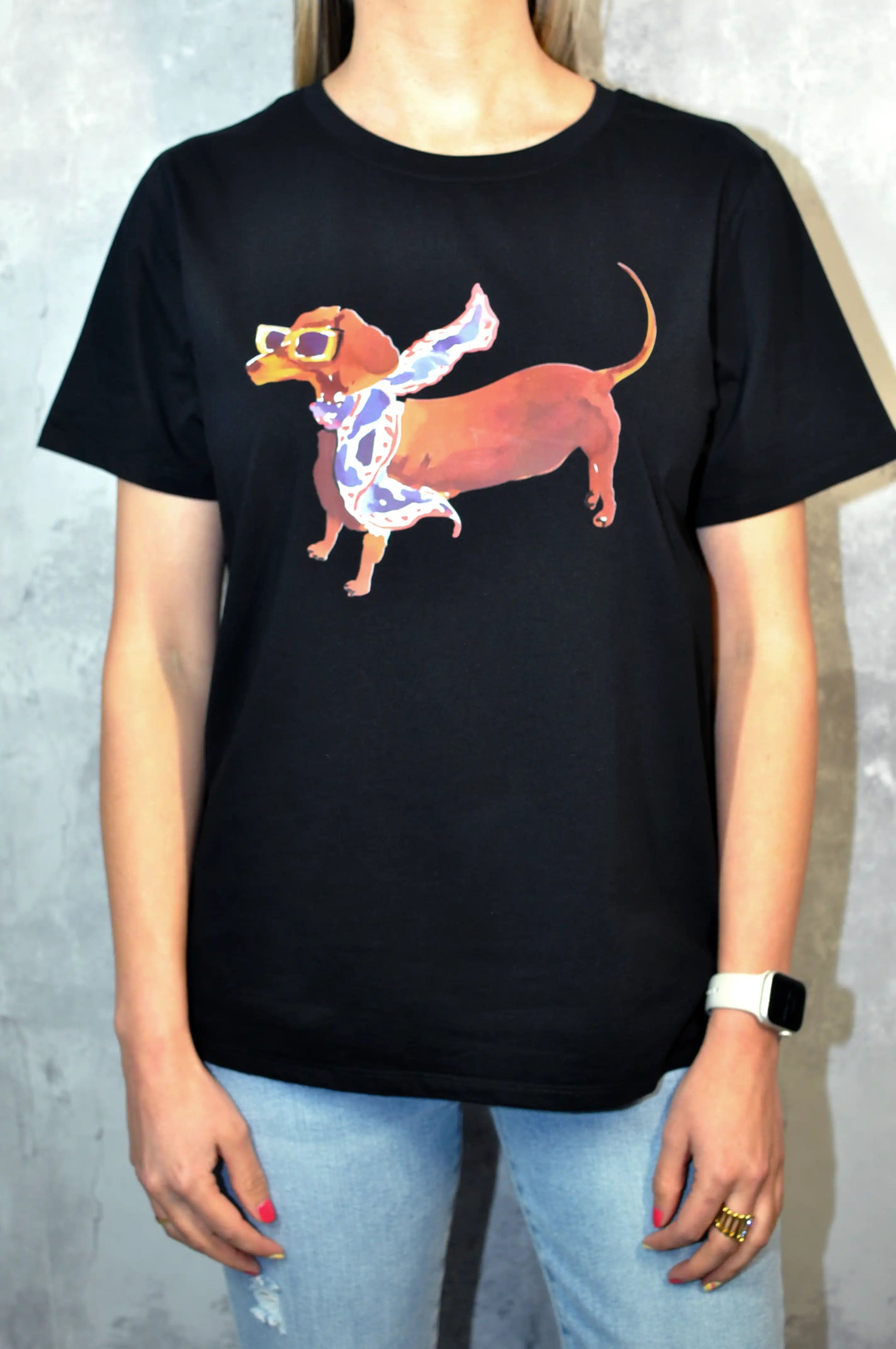 Camiseta Negra Mujer | Perrito Salchicha Fashion con Gafas y Pañuelo - CHICA del Sur