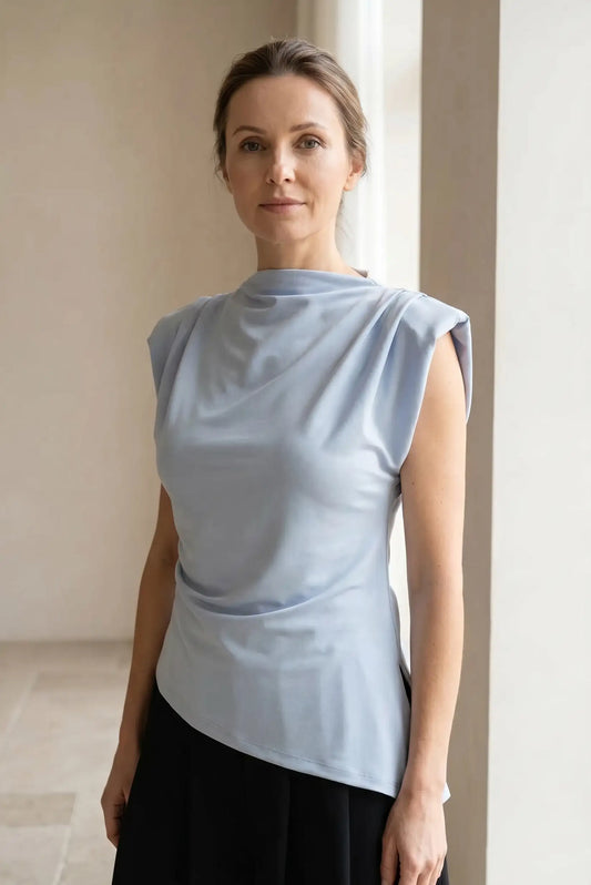 Camiseta top mujer azul celeste asimétrica sin mangas, estilo casual de verano