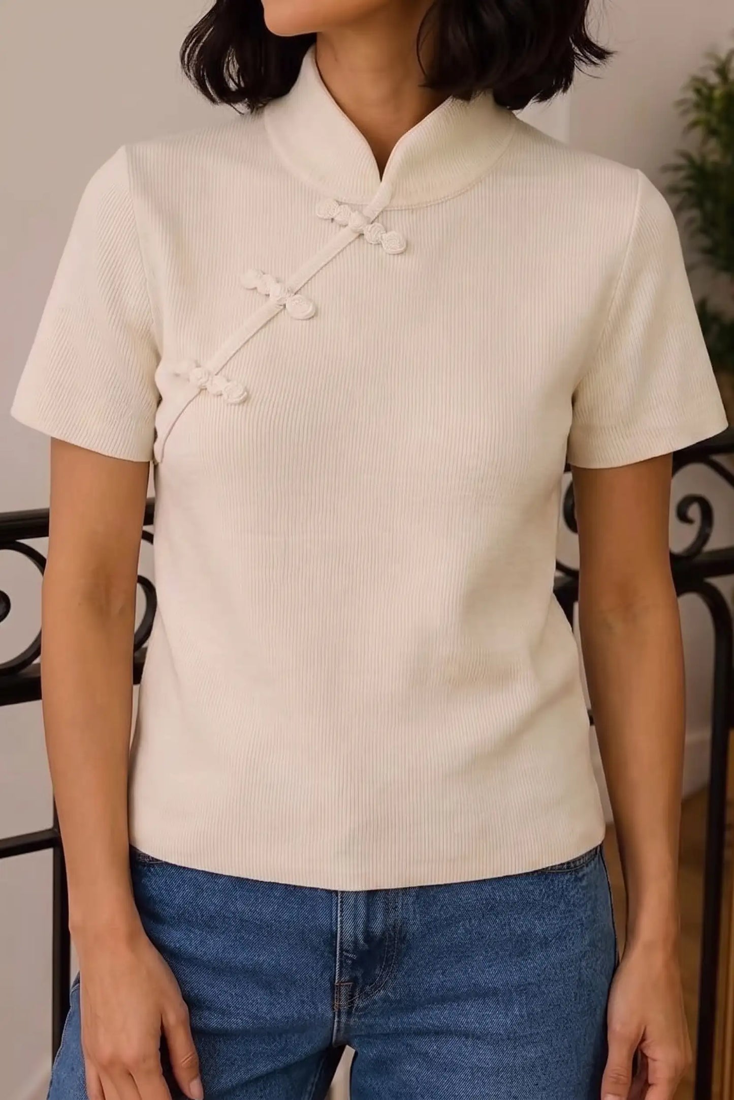 Camiseta blanca de manga corta con cuello mandarín y botones chinos decorativos