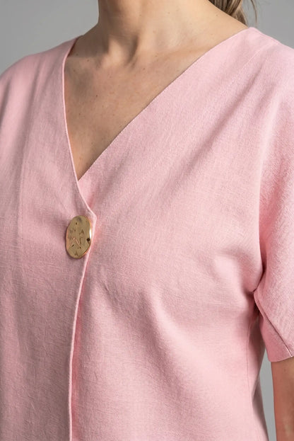 Camiseta top rosa de mujer con manga corta y escote en V, detalle botón dorado, moda primavera