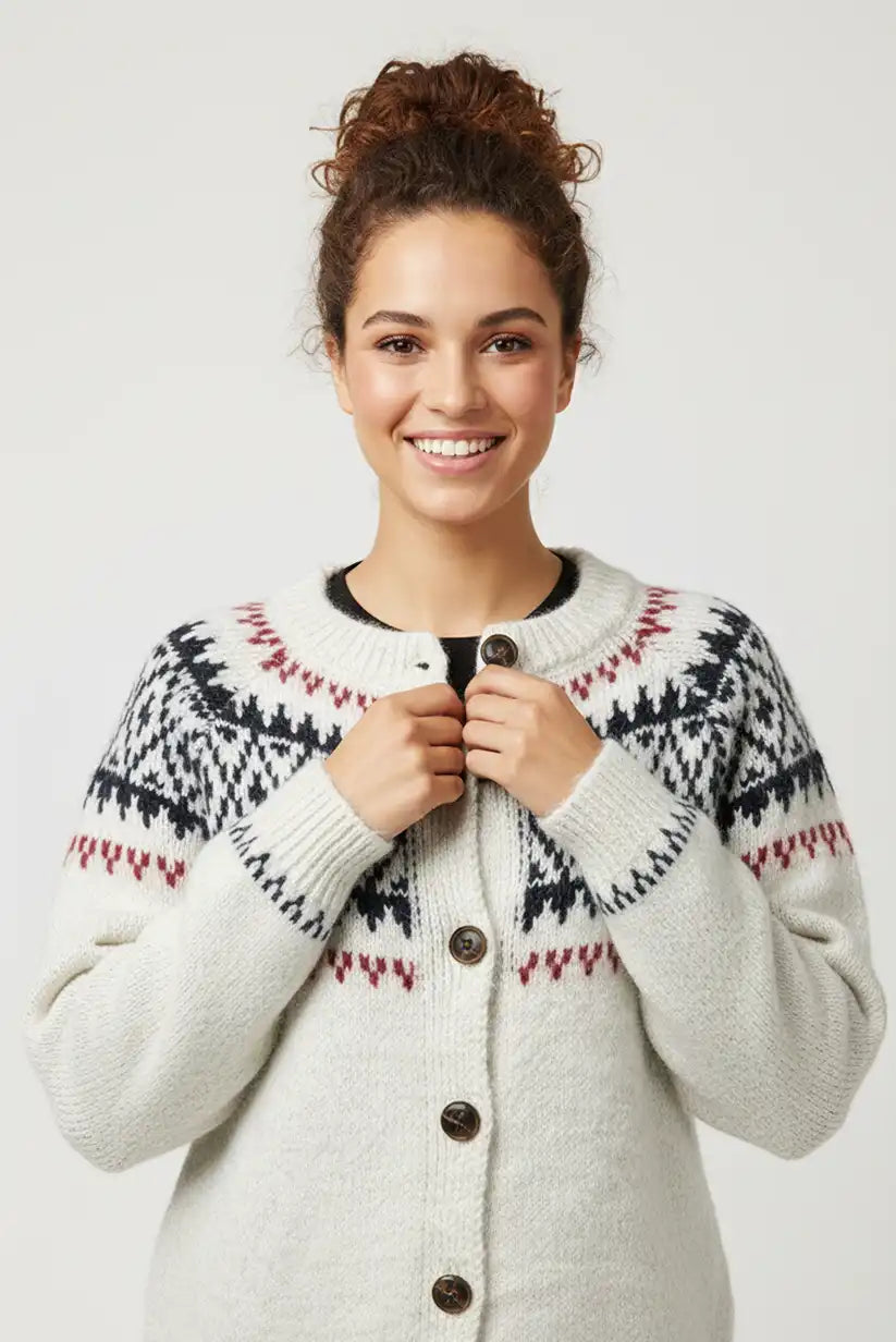 Cárdigan jacquard blanco con detalles nórdicos “Oslo” - CHICA del Sur