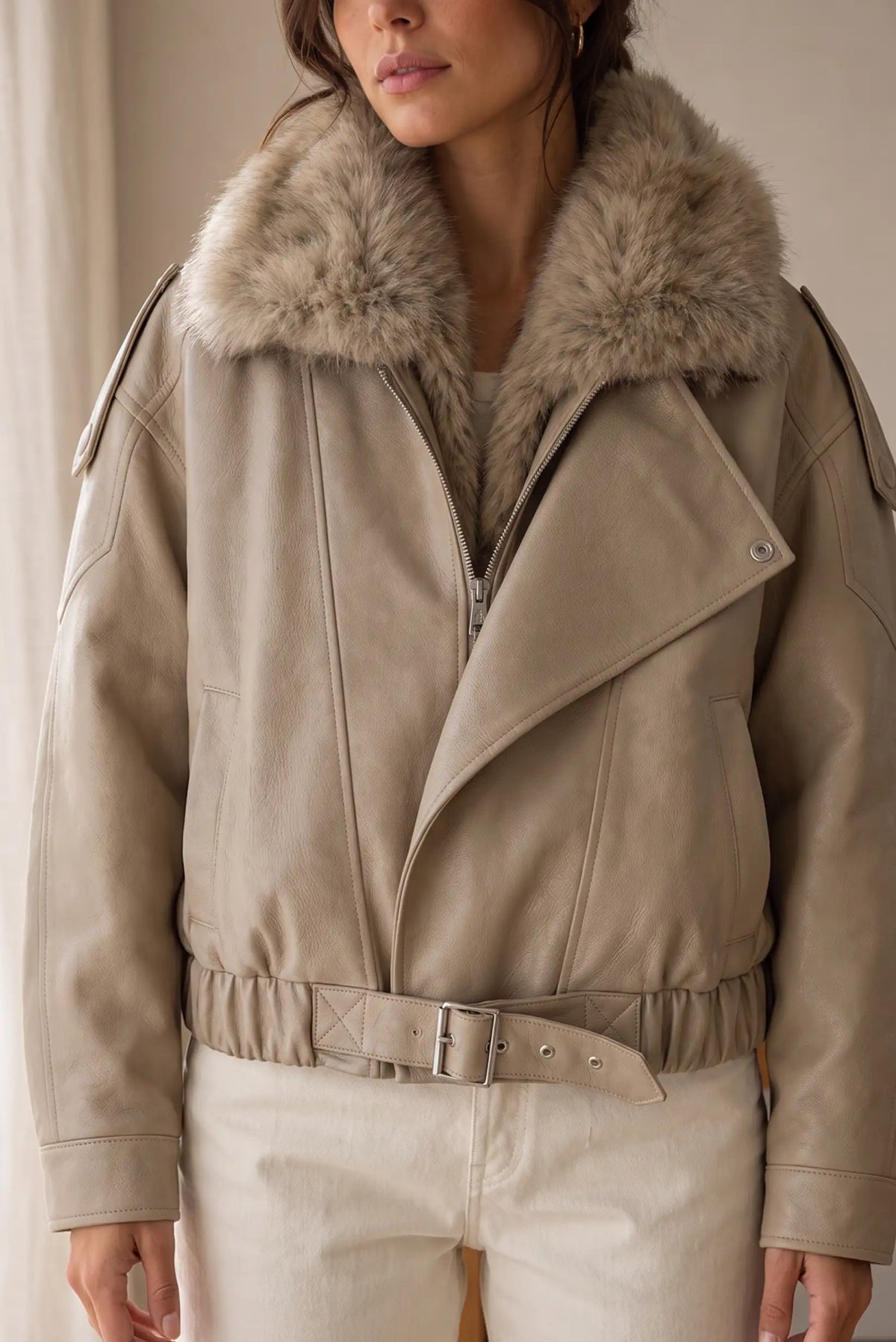 Cazadora de mujer efecto piel beige de CHICA del Sur con cuello de pelo y cinturón.