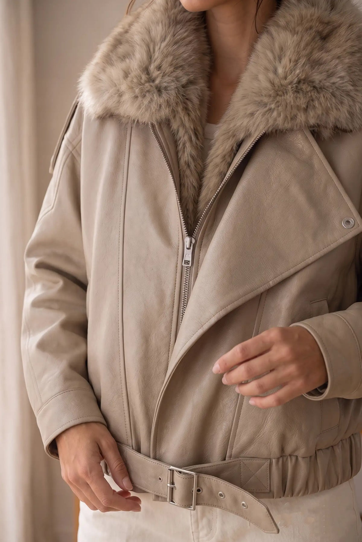 Cazadora de mujer efecto piel beige de CHICA del Sur con cuello de pelo sintético