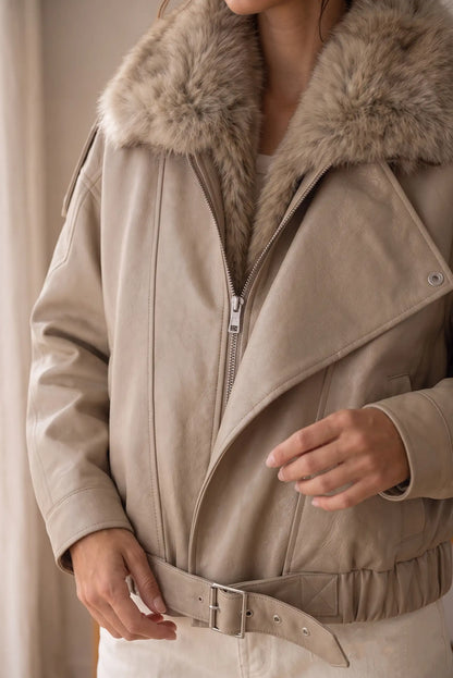 Cazadora de mujer efecto piel beige de CHICA del Sur con cuello de pelo sintético