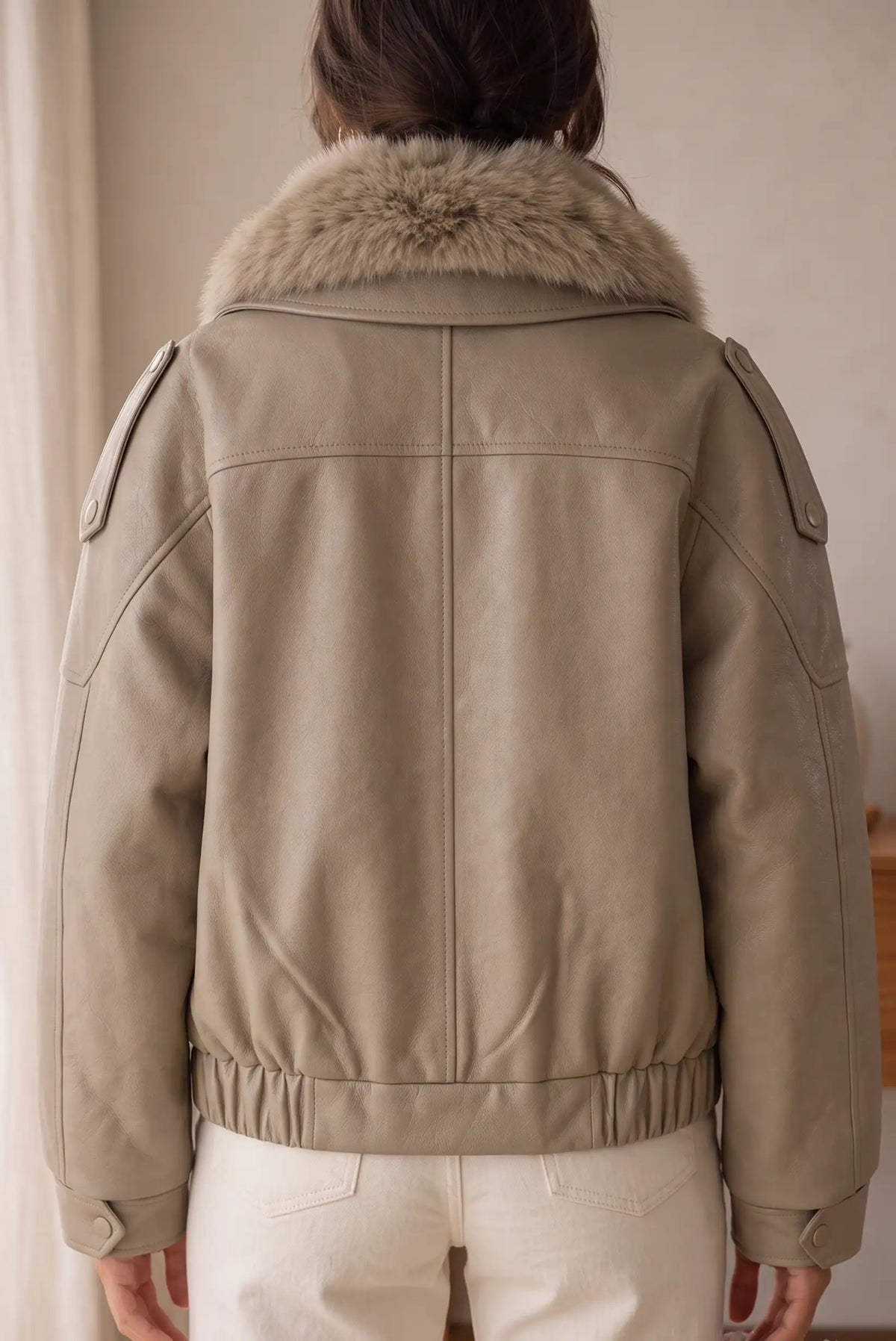 Vista trasera de cazadora de mujer efecto piel beige con cuello de pelo de CHICA del Sur