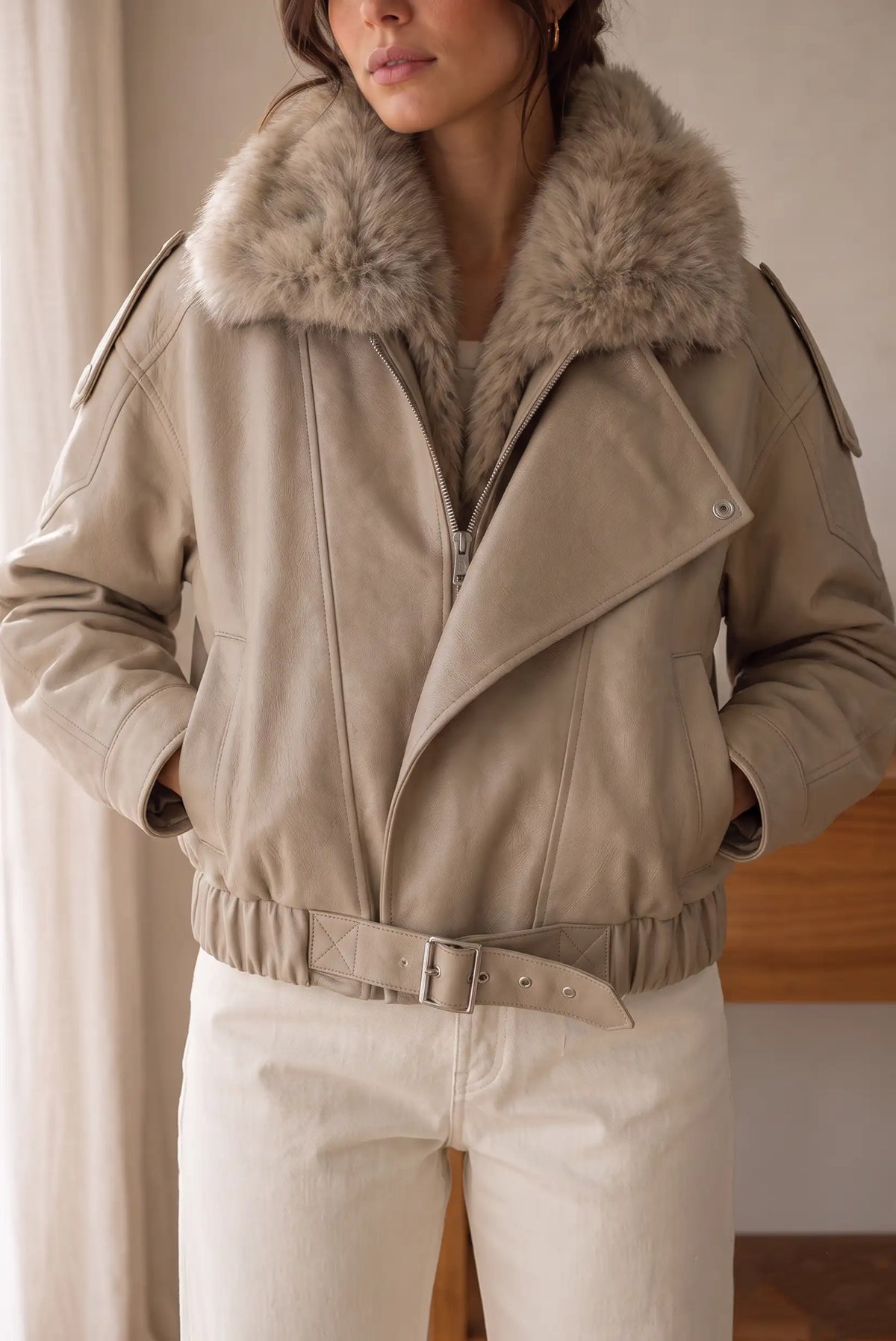 Cazadora de mujer efecto piel beige con cuello de pelo de CHICA del Sur