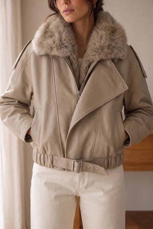 Cazadora de mujer efecto piel beige con cuello de pelo de CHICA del Sur