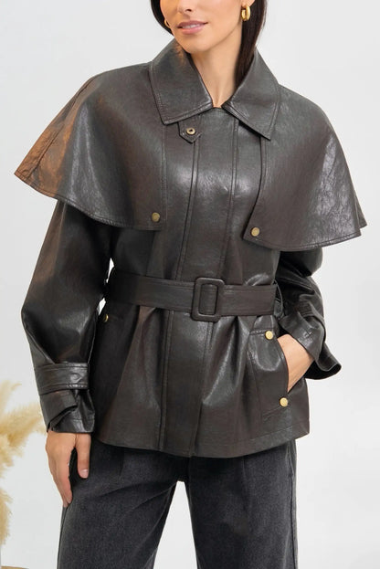 Chaqueta de efecto piel gris oscuro con capa y cinturón para mujer