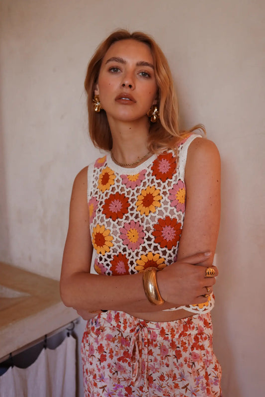 Top de ganchillo con flores en tonos cálidos y pantalón estampado floral, moda femenina casual y estilosa