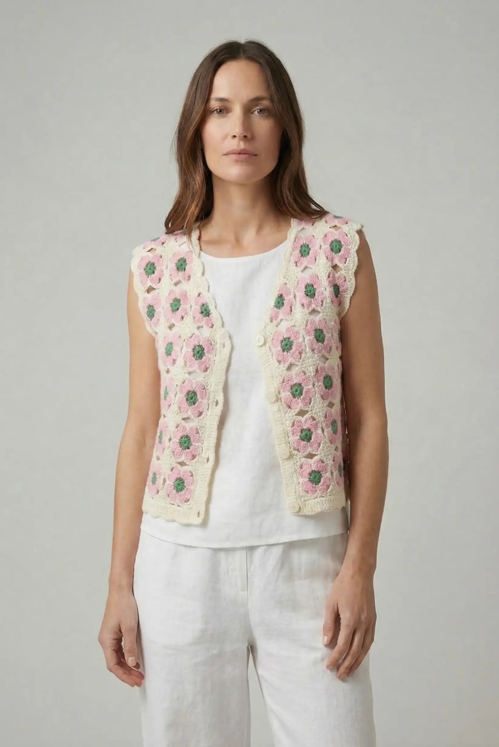Mujer con chaleco de crochet rosa y blanco de flores, look casual de primavera